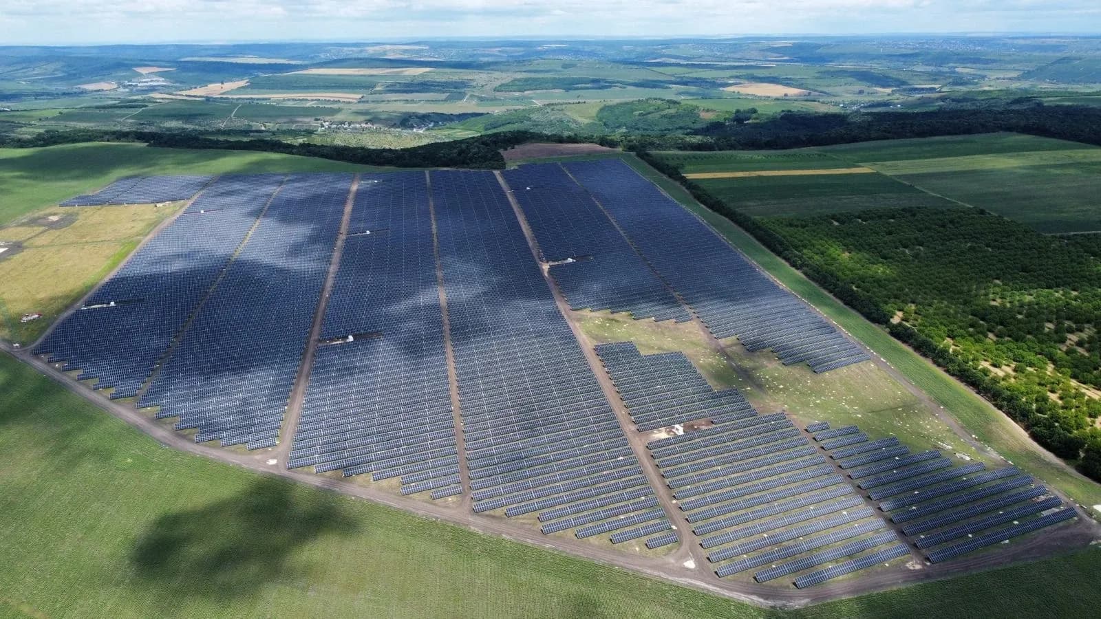 Aerian — câmp PV între holde, Hîncești
